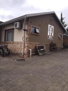 una casa con un vialetto di mattoni davanti di Big Five Guest House a Mthatha