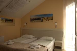 2 camas individuales en una habitación con ventana en Hotel Zolotaya Milya en Zelenogradsk