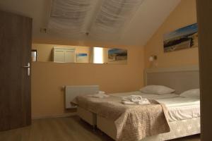 een slaapkamer met een bed met handdoeken erop bij Hotel Zolotaya Milya in Zelenogradsk