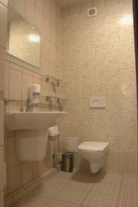 y baño con lavabo y aseo. en Hotel Zolotaya Milya en Zelenogradsk
