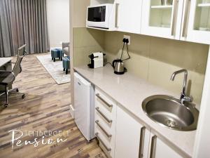 Tenbergen Pension Hotel tesisinde mutfak veya mini mutfak