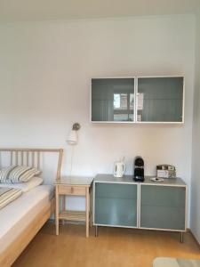 1 dormitorio con cama, mesita de noche y mesa en Gábriel Apartman, en Kőszeg