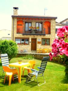 een gele tafel en stoelen voor een huis bij Casa rural Navarra cerca del nacedero del Urederra Belastegui in Eulz