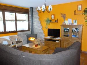 sala de estar con sofá y chimenea en Casa rural Navarra cerca del nacedero del Urederra Belastegui, en Eulz