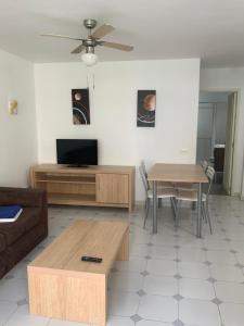 A television and/or entertainment centre at Apartamentos Maspalomas Foresta