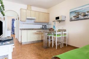 eine Küche mit einem Tisch und Stühlen im Zimmer in der Unterkunft El Sombrerito 5 in Caleta de Sebo