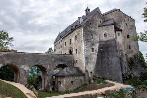 un castillo antiguo con un gran edificio de piedra en Burg Altpernstein, 