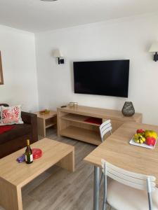 A television and/or entertainment centre at Apartamentos Maspalomas Foresta