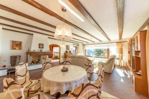 uma sala de estar com mesa e cadeiras em Haus Schauinsland em Sasbachwalden