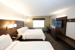 um quarto de hotel com duas camas e uma televisão de ecrã plano em Holiday Inn Express Atlanta - Northeast I-85 - Clairmont Road, an IHG Hotel em Atlanta