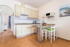eine Küche mit einer Theke und Hockern in einem Zimmer in der Unterkunft El Sombrerito 5 in Caleta de Sebo