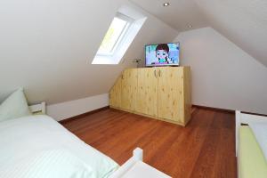 TV a/nebo společenská místnost v ubytování Ferienhaus Nike + 11 fotografií