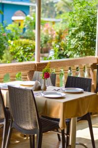 een tafel met een geel tafelkleed op een patio bij Hotel Siesta De Goa in Varca