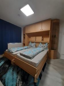 1 dormitorio con 2 camas y pared azul en Familie Ohneberg, en Hard