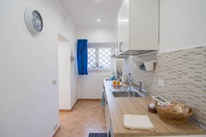 een keuken met een wastafel en een aanrecht bij Ncantu home in Palermo