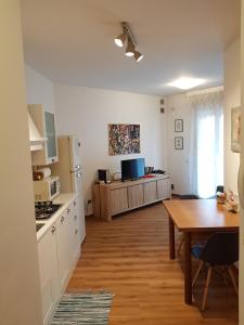 eine Küche mit einem Tisch und einem Esszimmer in der Unterkunft Guest House Marco Polo in Vicenza
