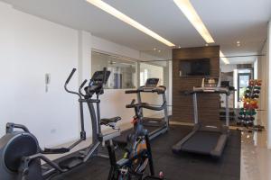 Pusat kecergasan dan/atau kemudahan kecergasan di 609-Apartamento Encantador, com 1 vaga de GARAGEM, Todo Mobiliado e Decorado, Edificio com Academia, Lavanderia, Excelente localização no Rebouças, Proximo ao Batel e Centro