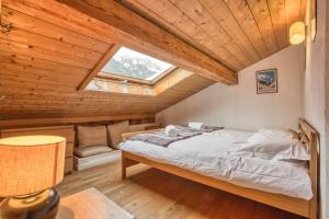 een slaapkamer met een bed in een houten plafond bij Apartment Vila 2 Chamonix in Chamonix-Mont-Blanc