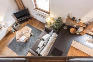 een woonkamer met een bank en een tafel bij Apartment Vila 2 Chamonix in Chamonix-Mont-Blanc