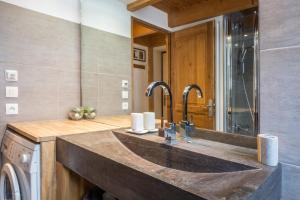 Ένα μπάνιο στο Apartment Vila 2 - Charming 2 Bedroom Haven in Chamonix +24 φωτογραφίες