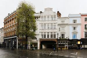Un gran edificio blanco en una calle de la ciudad. en Trafalgar Square by Excel Apartments, en Londres
