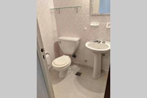 a bathroom with a toilet and a sink at Excelente departamento vista al mar + 2 cocheras in San Bernardo +16 photos