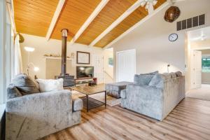 uma sala de estar com dois sofás e uma lareira em Fisherman Bay Beach House em Lopez