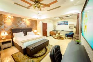 فندق لانتانا في دار السلام: غرفة نوم مع سرير وغرفة معيشة