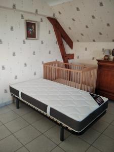 un letto in una stanza con di Gîte les blés dorés à 7 km de DERVAL. a Conquereuil