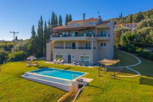 Ionian Sea View Villa في Kato Korakiana: منزل كبير مع مسبح في الفناء