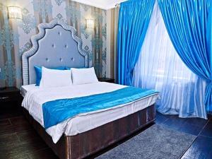 Villa LUI-JO في كراسنودار: غرفة نوم زرقاء مع سرير بمظلة زرقاء