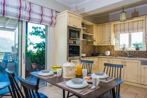 Kitchen o kitchenette sa Ionian Sea View Villa