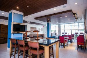 A restaurant or other place to eat at Holiday Inn Express & Suites Rehoboth Beach, an IHG Hotel