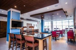 Restaurant o un lloc per menjar a Holiday Inn Express & Suites Rehoboth Beach, an IHG Hotel