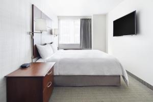 um quarto de hotel com uma cama e uma televisão em Club Quarters Hotel Embarcadero, San Francisco em São Francisco
