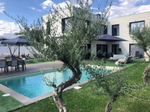 een villa met een zwembad voor een huis bij LA CASA DE LA OLIVERA Luxurious house in Les tres Cales