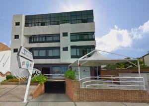 アラゴイニャスにあるAlagoinhas Plaza Hotelの前に看板がある建物