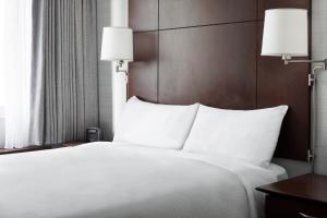 Club Quarters Hotel Embarcadero, San Francisco客房内的一张或多张床位