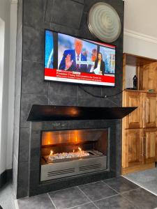 ウィルダネスにあるwilderness oceanviewの暖炉(上部に薄型テレビ付)