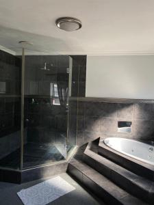 ウィルダネスにあるwilderness oceanviewのシャワー、浴槽、洗面台を備えたバスルーム +67枚の写真