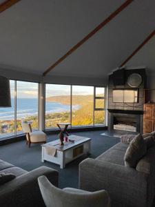 ウィルダネスにあるwilderness oceanviewのソファと暖炉のあるリビングルーム