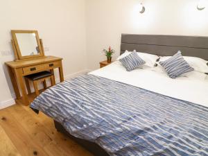 Un pat sau paturi într-o cameră la Macaw Cottages, No 4