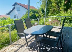 una mesa y sillas sentadas en una terraza en Ferienwohnungen am Weinberg, en Überlingen