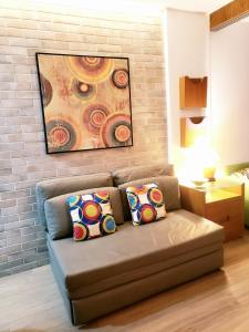 un sofá en una sala de estar con una pintura en la pared en Studio Top Ipanema, en Río de Janeiro