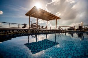 A piscina localizada em Porto Suítes Natal Hotel ou nos arredores