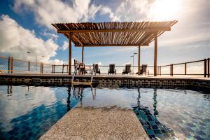 A piscina localizada em Porto Suítes Natal Hotel ou nos arredores