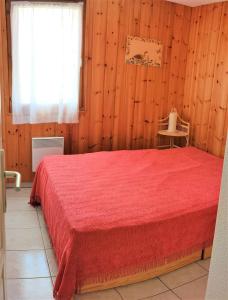 Giường trong phòng chung tại Boost Your Immo Les Mouflons Vars 360