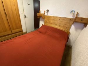 una camera con un letto con una coperta rossa di Boost Your Immo Le Césier Risoul 411 a Risoul