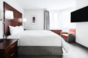 Club Quarters Hotel Embarcadero, San Francisco客房内的一张或多张床位
