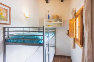 Bunk bed o mga bunk bed sa kuwarto sa Villa Amalia - Santa Margalida